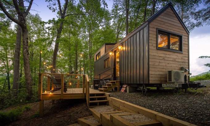 Deep Gap Apartment | Luxury Tiny Home in Deep Gap with Hot Tub and Fireplace