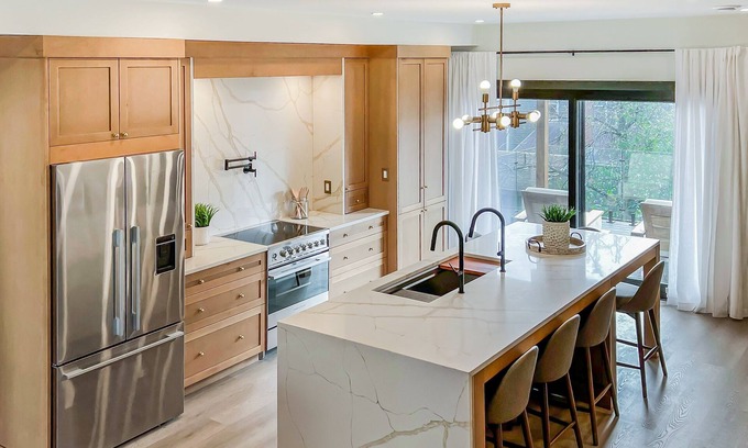 Queens Square House | Luxury townhome - Rooftop Patio - Hot Tub