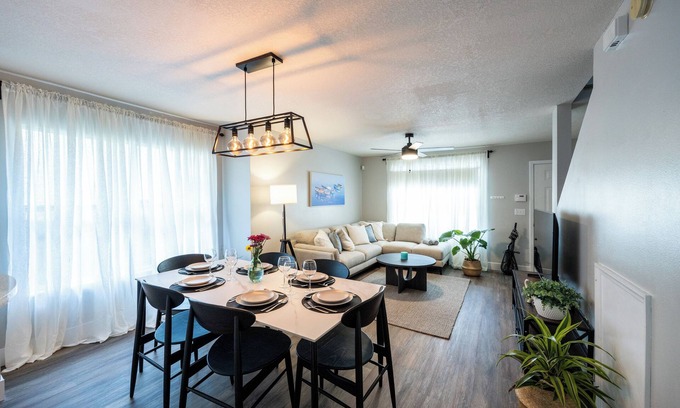 Gainesville House | Luxury Townhouse in Gainesville, FL-Minutes Away From UF, Shands and the VA!