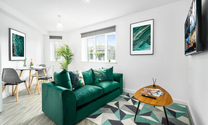 Cradley Heath Apartment | Luxury Two Bedroom Apartment - Parking - Smart TV