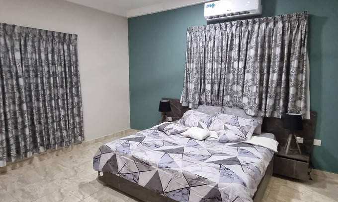 East Legon House | Luxury Vacation Home Private & Quintessential 2.4 mile to Accra center