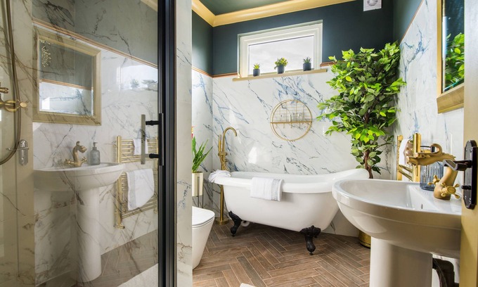 Leyton Apartment | Luxury Versace 2 Bed, Hot Tub, Pool Table, Sky Tv