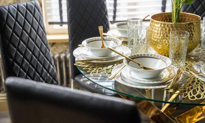 Leyton Villa | Luxury Versace Sleeps10, HotTub, Pool Table, SkyTV