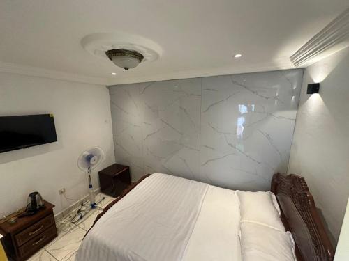 Limbe House | Luxury Villa AC Ensuite Room 8