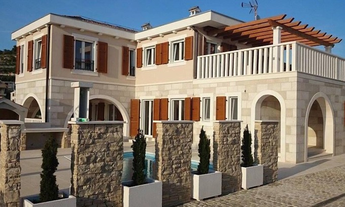 Sevid Villa | Luxury villa by the sea, private pool, airport 30 min.12 pers. Sea view, garden