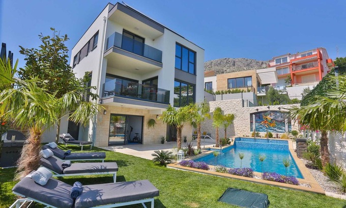 Mravince Villa | Luxury Villa Fresca with Pool