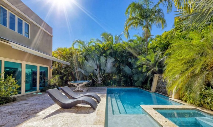 Orient Bay Villa | Luxury villa in St Martin with pool 12 Guests Wifi