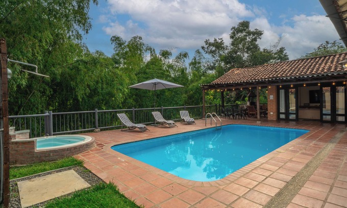 Quimbaya Villa | Luxury Villa Pool Jacuzzi Spa Maid/Cook 5 min from Panaca Park.