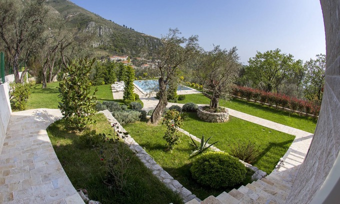 Drobnici House | Luxury villa Virginia with big yard and pool