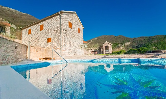 Tomicici Villa | Luxury villa with stunning views. 3 Bedrooms▪6 Sleeps ▪2 Bathrooms ▪Private pool