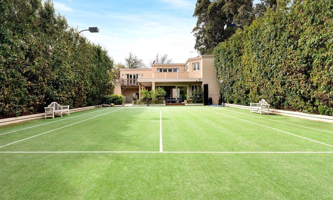Prahran House | Luxury Villas Wynnstay House (Solar Heated Pool)