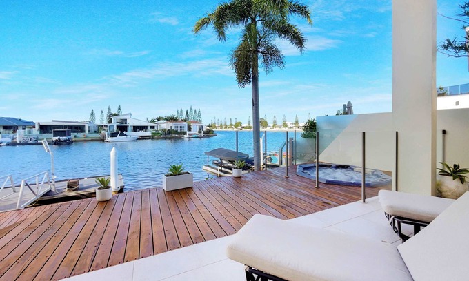 Pelican Waters House | Luxury Waterfront 3 Bedroom Escape on Canal