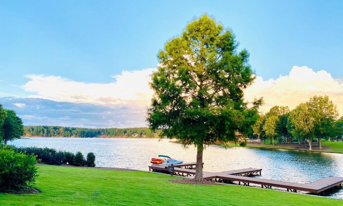 Lake Oconee Villa | Luxury Waterfront 2 Bedroom/2Bath. Prime Location !