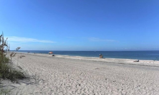 Englewood South Condo | Luxury, waterfront condo in the quaint, old Florida town of Englewood,