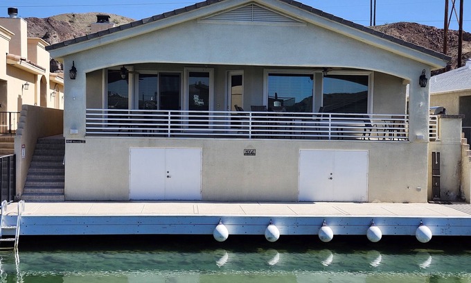 Moovalya Keys House | Luxury Waterfront House in the Moovalya Keys with Parking