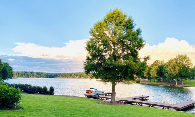 Lake Oconee Villa | Luxury Waterfront Suite/Prime Location!