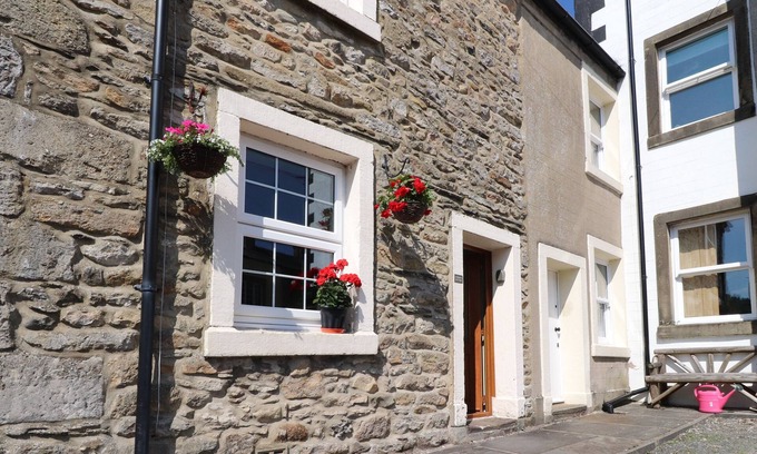 Giggleswick Cottage | LYCHGATE COTTAGE, character holiday cottage, with open fire in Settle