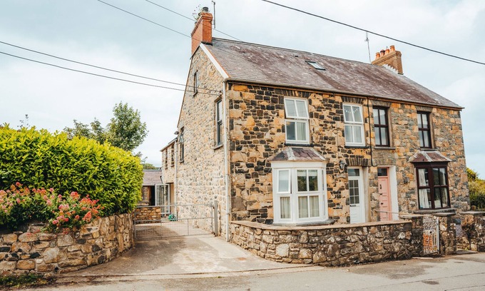 Newport Cottage | LYNDALE, pet friendly, with a garden in Newport, Pembrokeshire