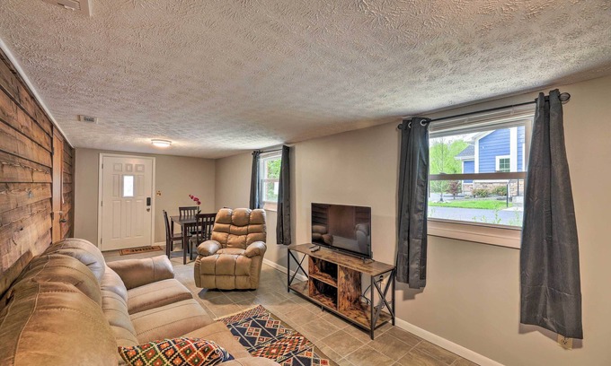 East Point Apartment | 'Lynn' Dog-Friendly Abode w/Mountain Views!