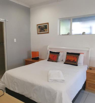 Parow North House | Lyronne Guest house, Shuttle and Tours