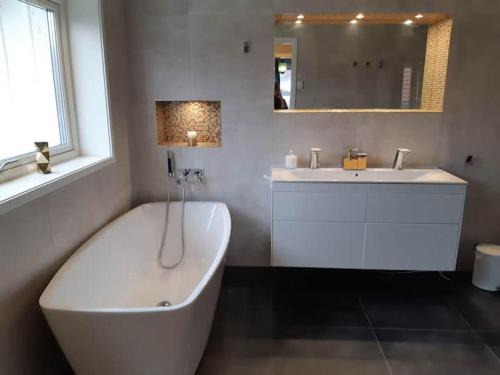 Jonkoping Apartment | Lyxigt rum med eget/badrum med spa känsla
