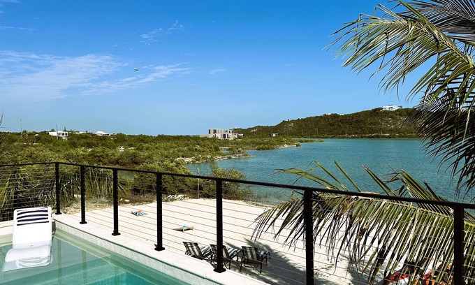 Venetian Road Settlement Villa | Márohu, 3BR Beach Oasis on Flamingo Lake