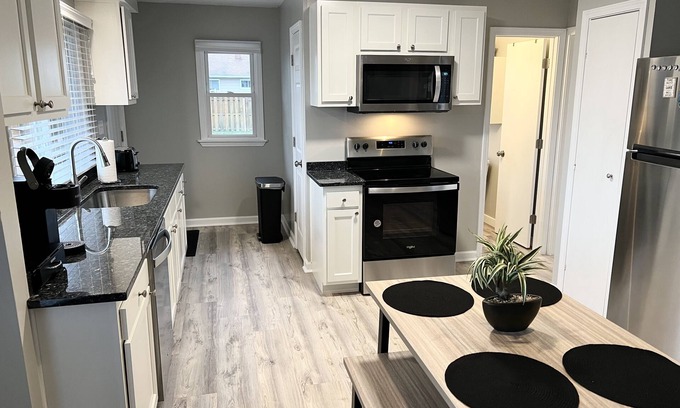 Lake Breeze Park House | Madison on the Lake Home with Lake Erie views & Pool in Wine Country!