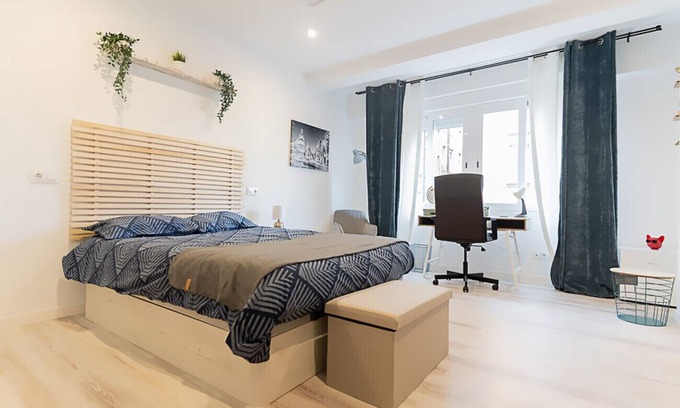 Cotos Bed & Breakfast | Madrid: room with comfort, convenience and shared areas, Chamartín – Mauricio Legendre