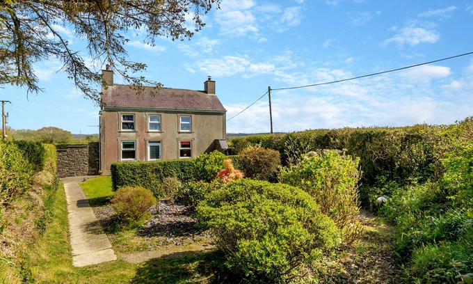 Llanon House | Maenllwyd - Three Bedroom House, Sleeps 5