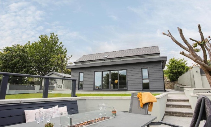 Llanbedrgoch House | Maes Llwyd