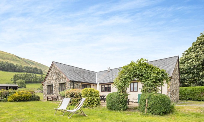 Tywyn House | Maes Mihangel - Four Bedroom House, Sleeps 10