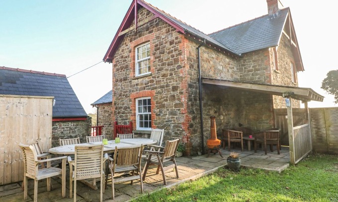 Saint Clears Cottage | MAESOLAND FARM, pet friendly, character holiday cottage in Laugharne