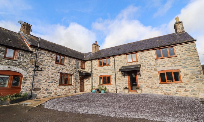 Ruthin Cottage | MAESTYDDYN FARM HOUSE, pet friendly, with hot tub in Ruthin