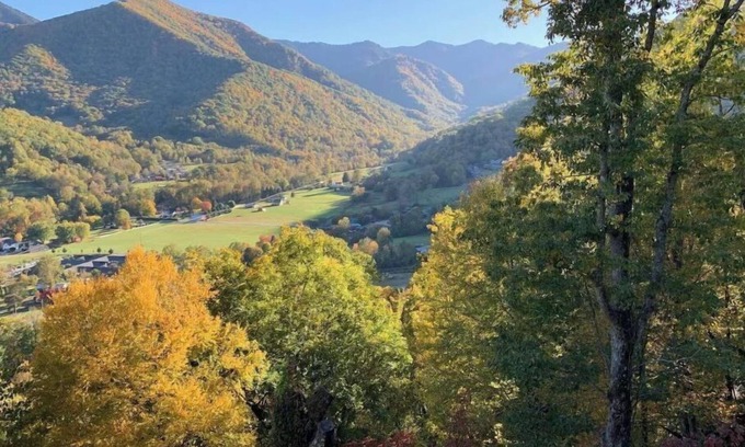 Valley Creek Run Cabin | MAGGIE FAVORITE 3/3 FAMILY LOG CABIN with GREAT VIEWS, LARGE GAME ROOM & HOT TUB