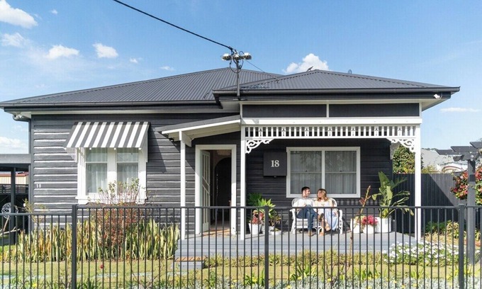 Cessnock Cottage | Maggie’s the Little Black Cottage - In the Heart of the Hunter Valley