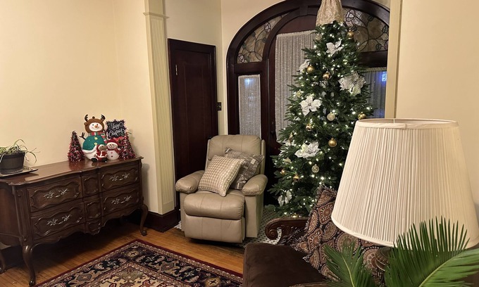Altoona House | Magical Christmas Getaway! Historical 3BR with Modern Amenities, Great Location