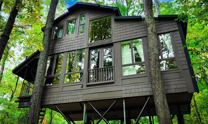 Waterford Cottage | Magical Treehouse in Woods, Close many Wineries & Breweries, Pet Friendly!