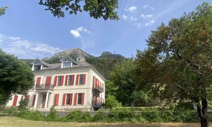 Jausiers Apartment | Magnificent 5* apartment in Mexican Villa
