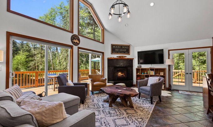 Brightwood House | Magnificent Custom-Built Lodge Surrounded By Forest of Douglas Firs, Cedar Trees