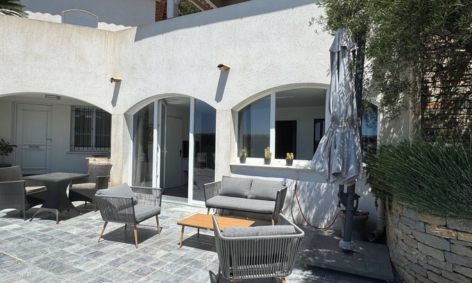 La Londe-les-Maures House | Magnificent Apartment in villa with Sea & Golf view