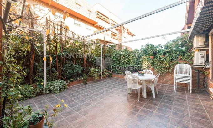 Barajas Apartment | MAGNIFICENT HOUSE WITH GARDEN IN MADRID 10 PAX - WIFICasa with garden VT353