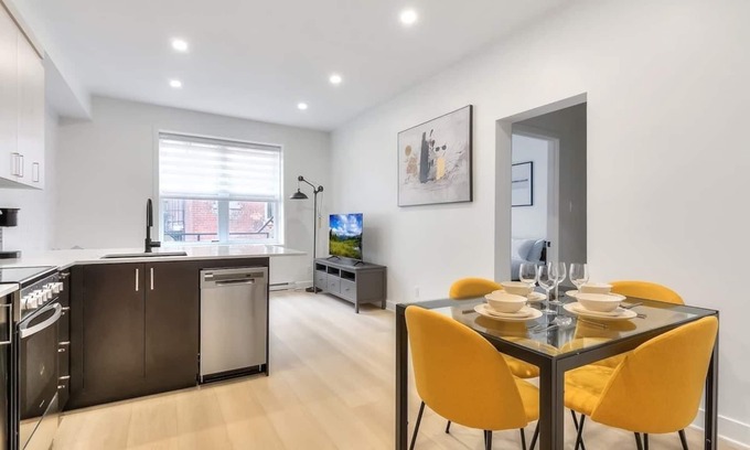 Shaughnessy Village Apartment | Magnificent industrial apartment Heart of downtown