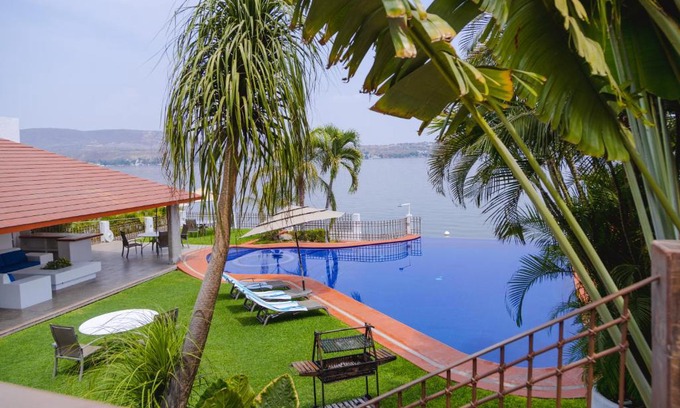 Tequesquitengo Villa | Magnificent Lake Shore Villa with infinity pool, jacuzzi and private pier
