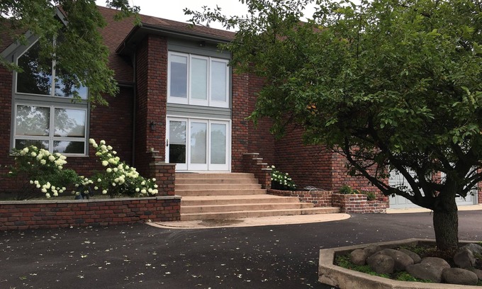 Kildeer Apartment | Magnificent Newly renovated 2 bedroom Apartment