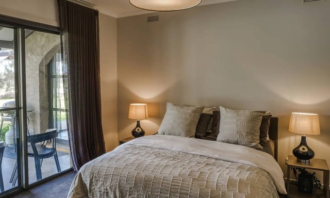Seymour House | Magnificent Serene Country Retreat