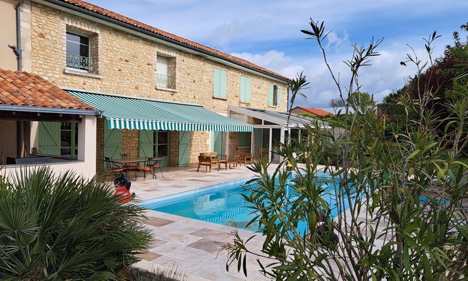Cisse House | Magnificent stone farmhouse 10 minutes from Futuroscope