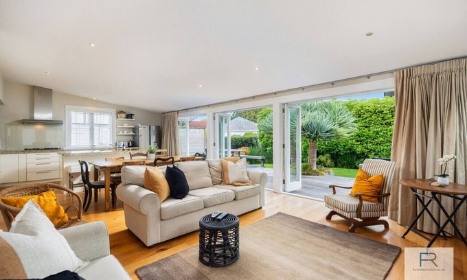 Epsom House | Magnificent Villa Getaway