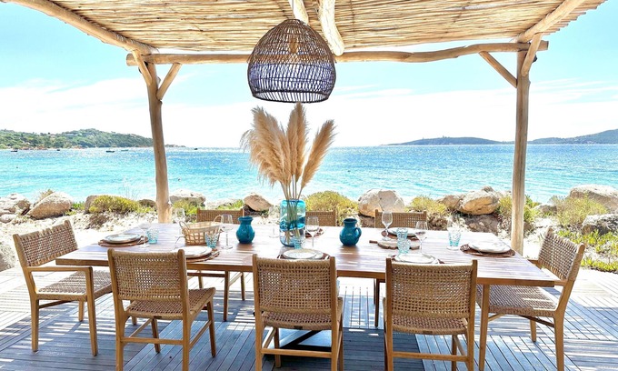 Lecci Villa | Magnificent Waterfront Villa