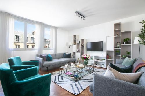 Champs-Elysees Apartment | Magnificient 2 Bedrooms with terrace next to champs-elysées - PC62B