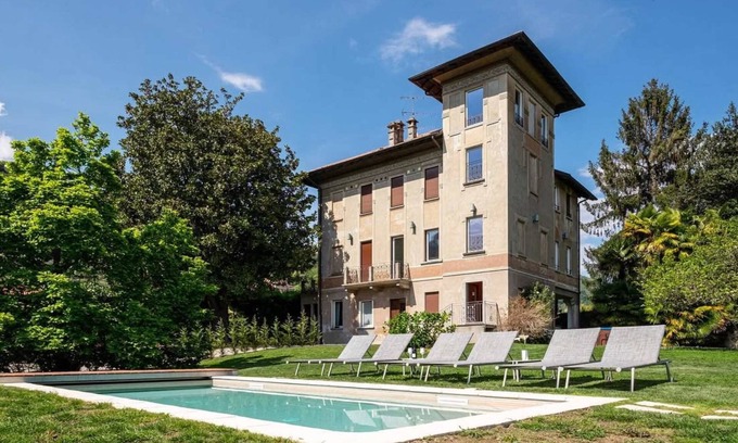 Solcio Apartment | Magnolia Apartment in Villa Jejia, Lesa, Italy